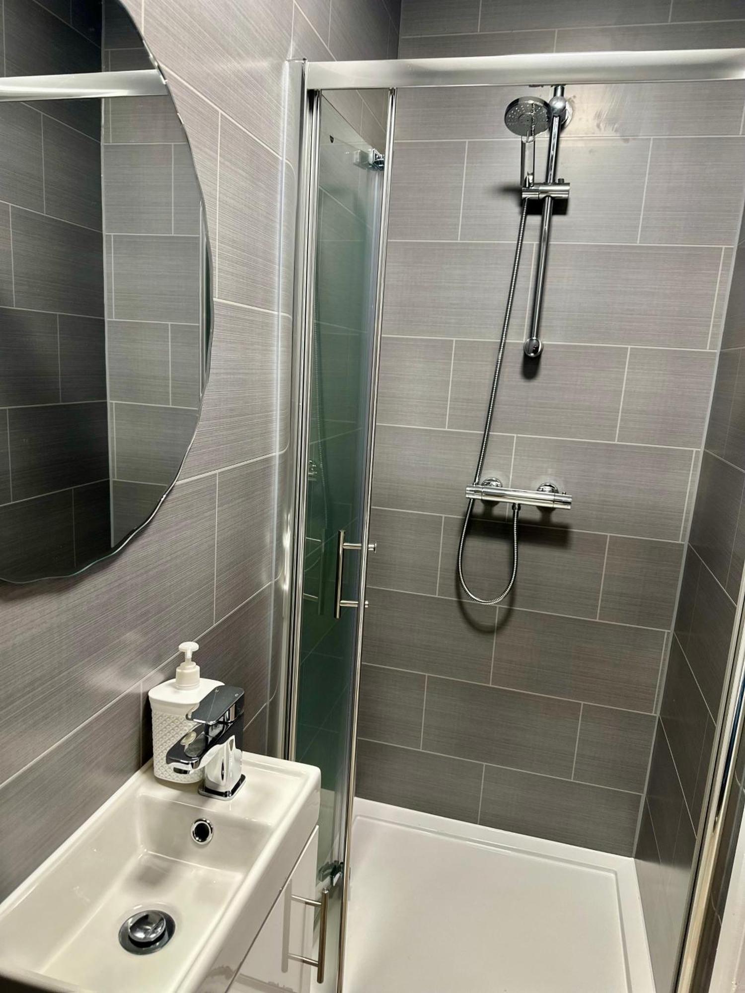 Cosy Ensuite Double Room, Near Heathrow Airport Northolt  外观 照片